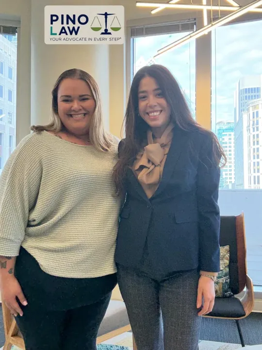 Eloisa Pino con un cliente de Pino Law