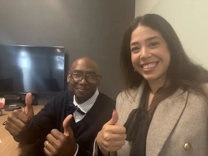 Eloisa Pino con un cliente de Pino Law