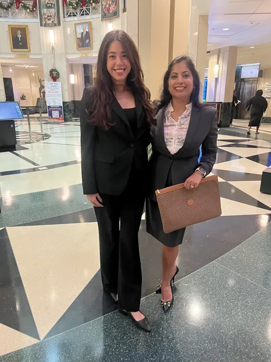 Eloisa Pino con un cliente de Pino Law