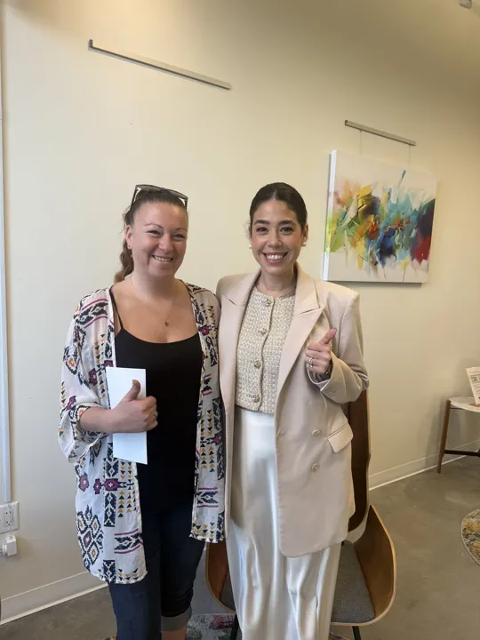 Eloisa Pino con un cliente de Pino Law