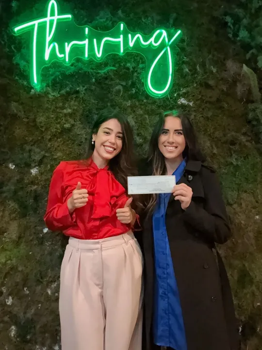 Eloisa Pino con un cliente de Pino Law