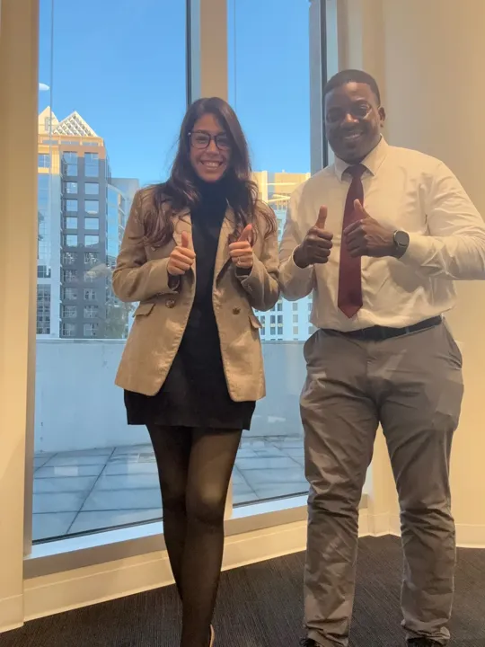 Eloisa Pino con un cliente de Pino Law