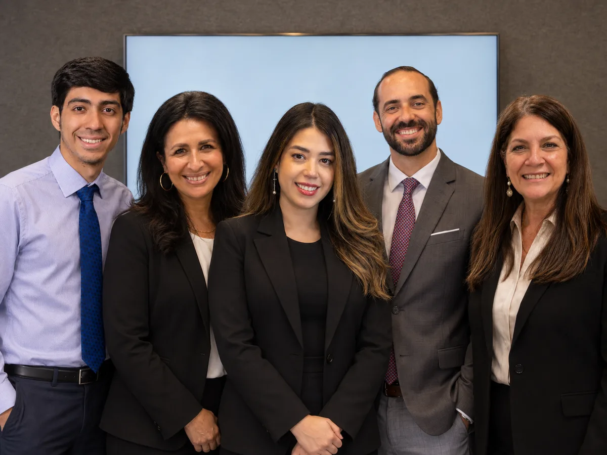 Las cinco personas de Pino Law juntas en la oficina de Orlando.